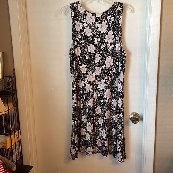 Old Navy Sleeveless Swing Dress - Picture 4 of 4